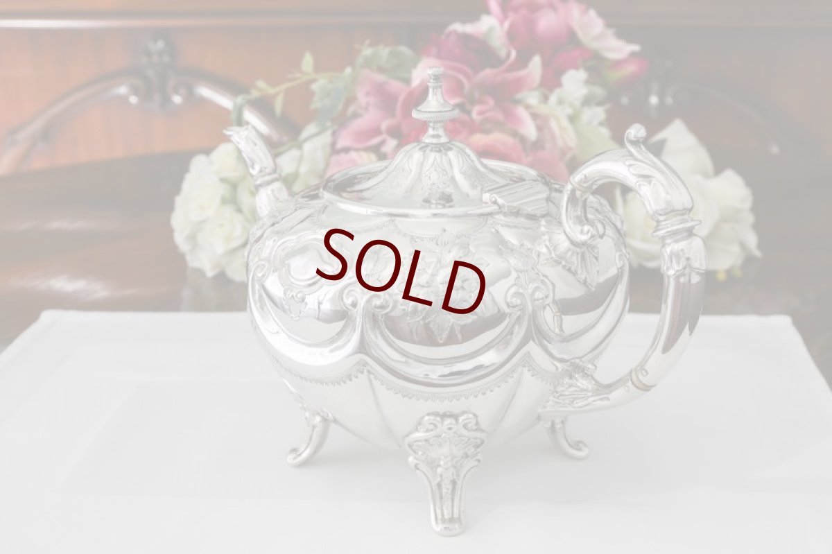 画像2: シルバープレート製　ヴィクトリア時代後期　お花の打ち出し　スクロールガーランド　ティーポット (2)