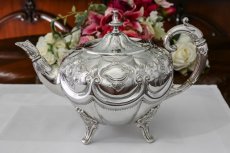 画像1: シルバープレート製　ヴィクトリア時代後期　お花の打ち出し　スクロールガーランド　ティーポット (1)