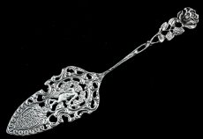 画像1: 純銀製（800）　ヴィンテージ　ドイツ製　ヒルデスハイム風　薔薇のハンドル　透かし細工　エンジェルとお花　ケーキサーバー  (1)