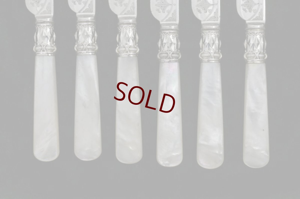 画像5: シルバープレート製　1900年前後　白蝶貝ハンドル　葉模様彫刻　デザートカトラリー６組セット (5)