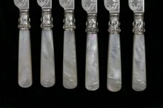 画像5: シルバープレート製　1900年前後　白蝶貝ハンドル　葉模様彫刻　デザートカトラリー６組セット (5)