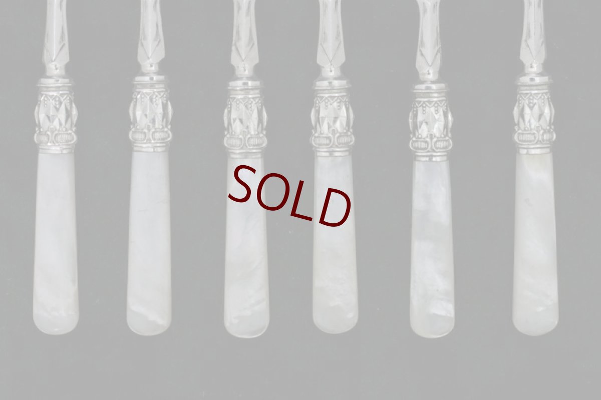 画像8: シルバープレート製　1900年前後　白蝶貝ハンドル　葉模様彫刻　デザートカトラリー６組セット (8)