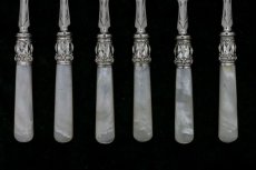 画像8: シルバープレート製　1900年前後　白蝶貝ハンドル　葉模様彫刻　デザートカトラリー６組セット (8)