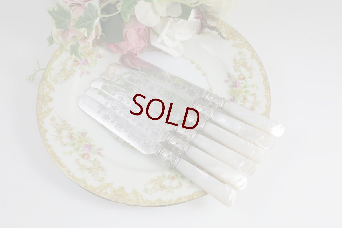 画像10: シルバープレート製　1900年前後　白蝶貝ハンドル　葉模様彫刻　デザートカトラリー６組セット (10)