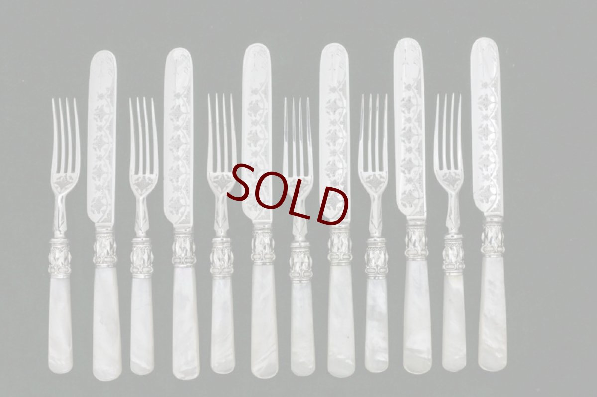 画像1: シルバープレート製　1900年前後　白蝶貝ハンドル　葉模様彫刻　デザートカトラリー６組セット (1)