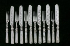 画像1: シルバープレート製　1900年前後　白蝶貝ハンドル　葉模様彫刻　デザートカトラリー６組セット (1)