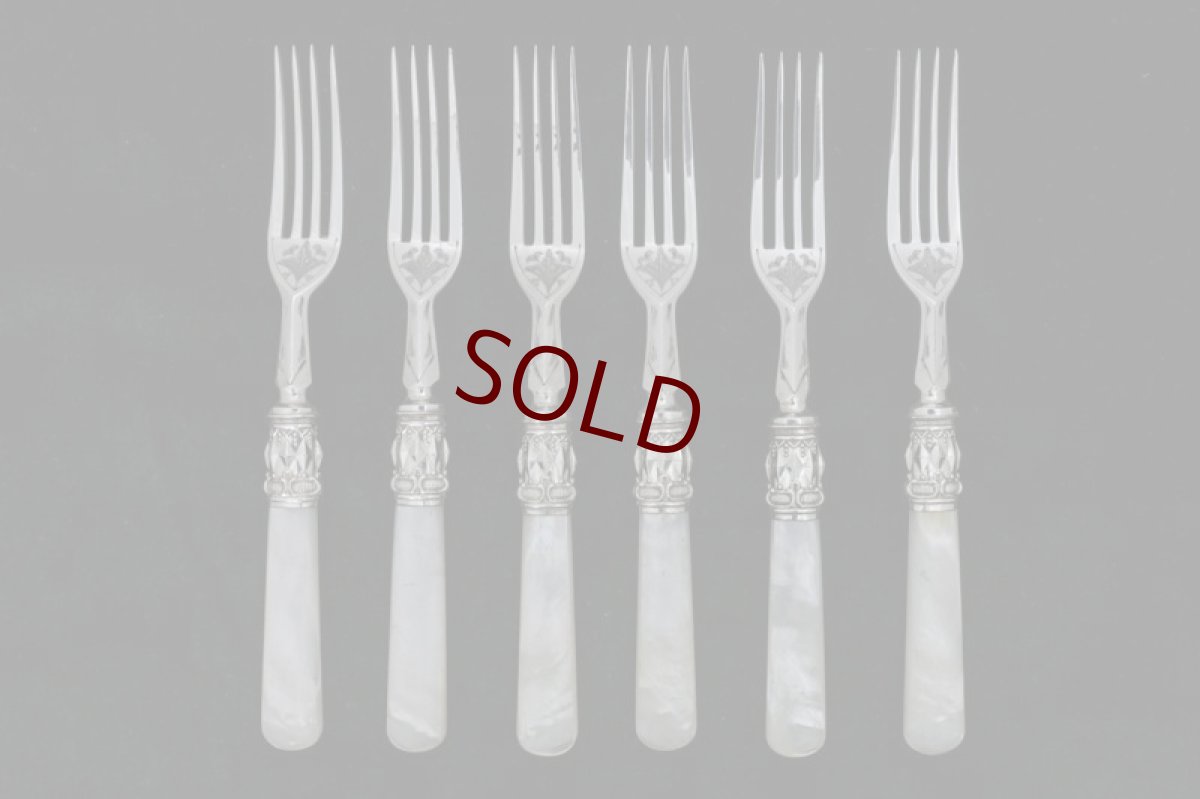 画像6: シルバープレート製　1900年前後　白蝶貝ハンドル　葉模様彫刻　デザートカトラリー６組セット (6)