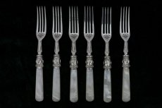 画像6: シルバープレート製　1900年前後　白蝶貝ハンドル　葉模様彫刻　デザートカトラリー６組セット (6)