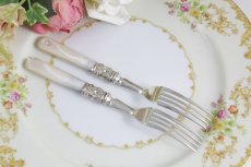 画像12: シルバープレート製　1900年前後　白蝶貝ハンドル　葉模様彫刻　デザートカトラリー６組セット (12)