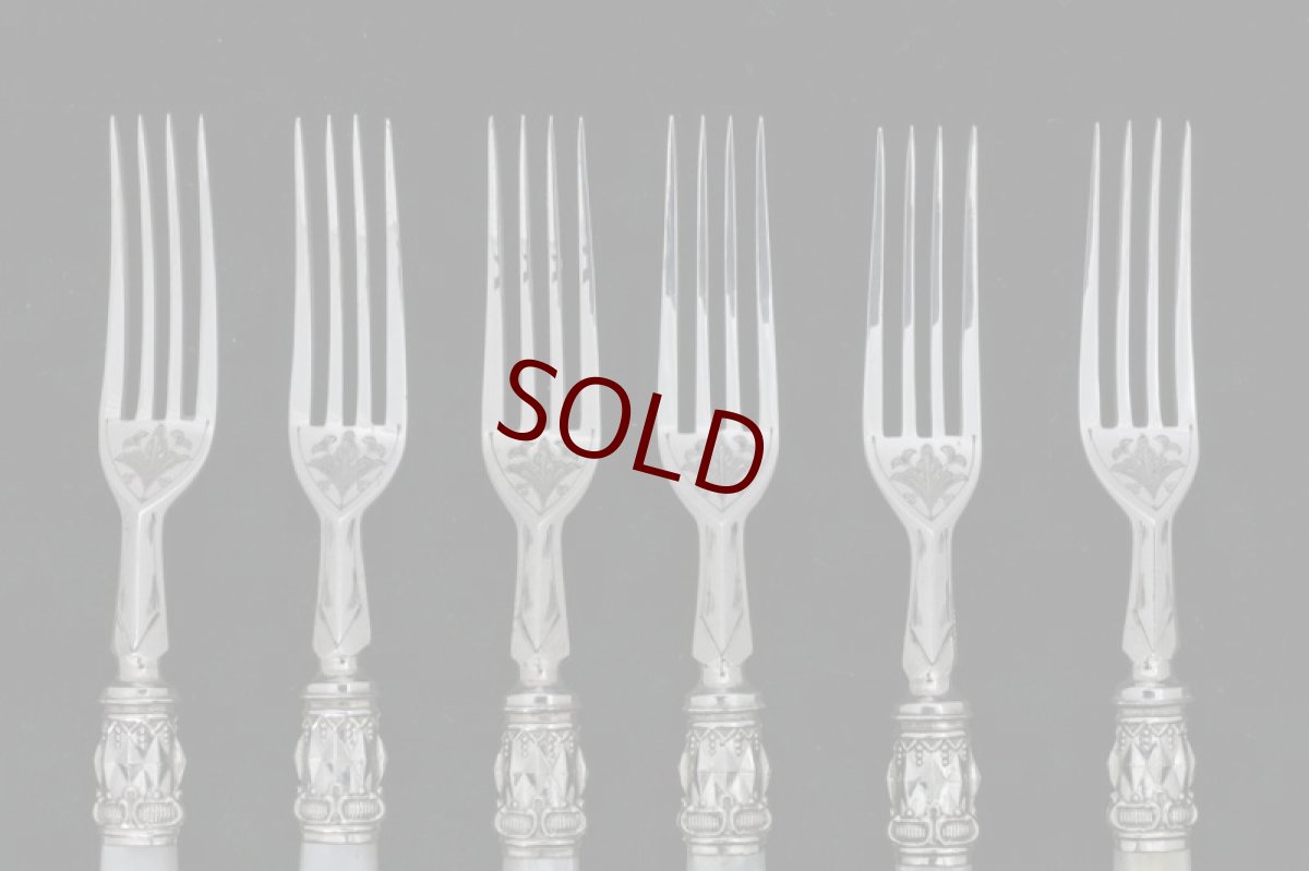 画像7: シルバープレート製　1900年前後　白蝶貝ハンドル　葉模様彫刻　デザートカトラリー６組セット (7)