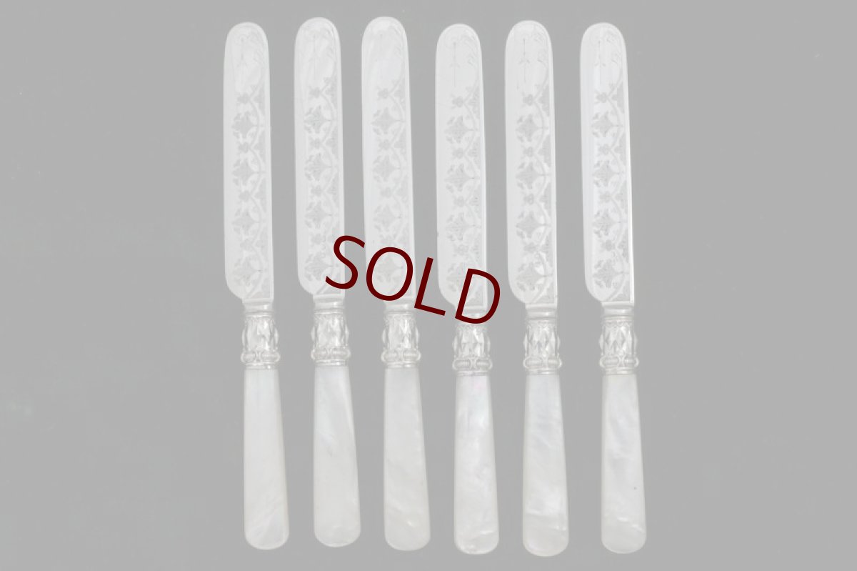 画像3: シルバープレート製　1900年前後　白蝶貝ハンドル　葉模様彫刻　デザートカトラリー６組セット (3)