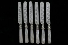 画像3: シルバープレート製　1900年前後　白蝶貝ハンドル　葉模様彫刻　デザートカトラリー６組セット (3)