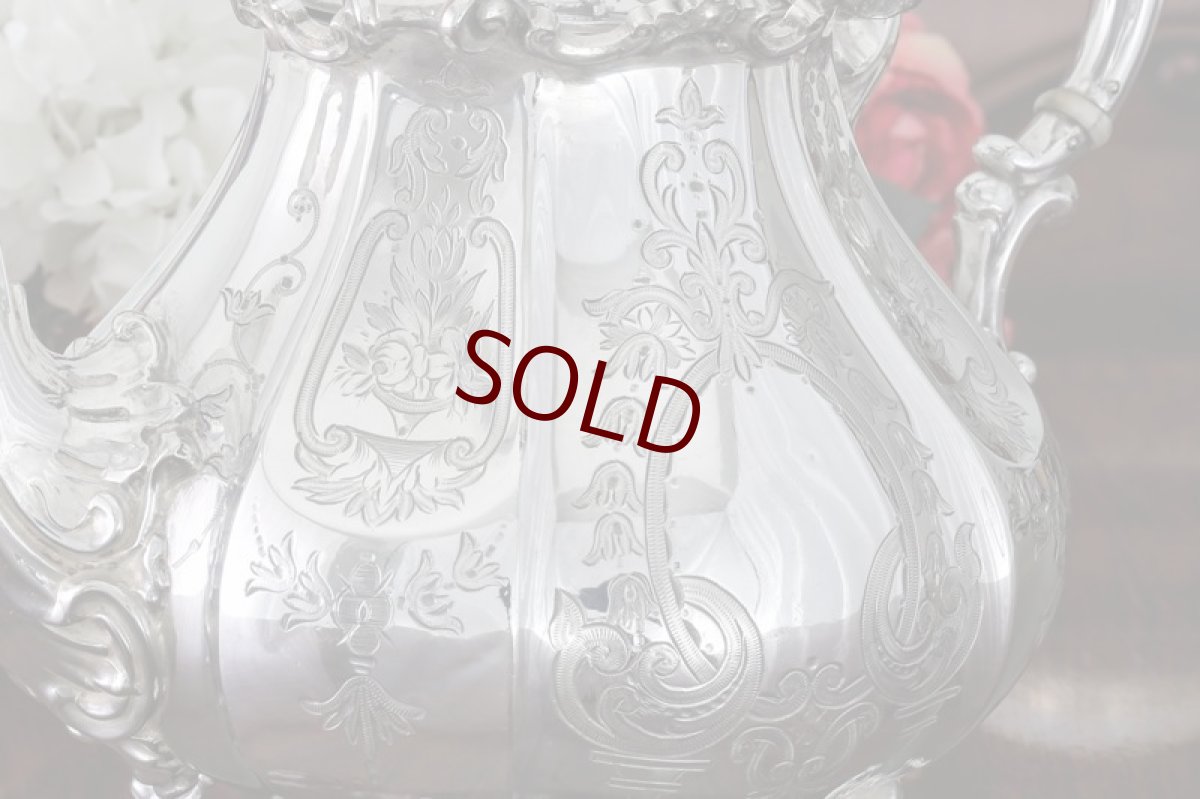 画像6: シルバープレート製　ヴィクトリア時代後期　ペアシェイプ　エレガントなお花の摘み　手彫り彫刻　ティーセット (6)