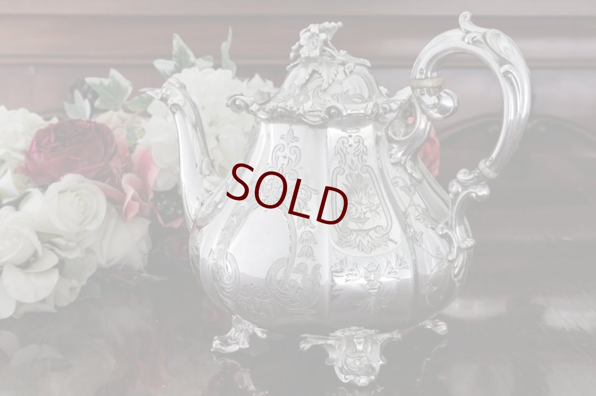 画像4: シルバープレート製　ヴィクトリア時代後期　ペアシェイプ　エレガントなお花の摘み　手彫り彫刻　ティーセット (4)