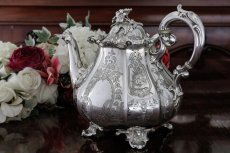 画像4: シルバープレート製　ヴィクトリア時代後期　ペアシェイプ　エレガントなお花の摘み　手彫り彫刻　ティーセット (4)