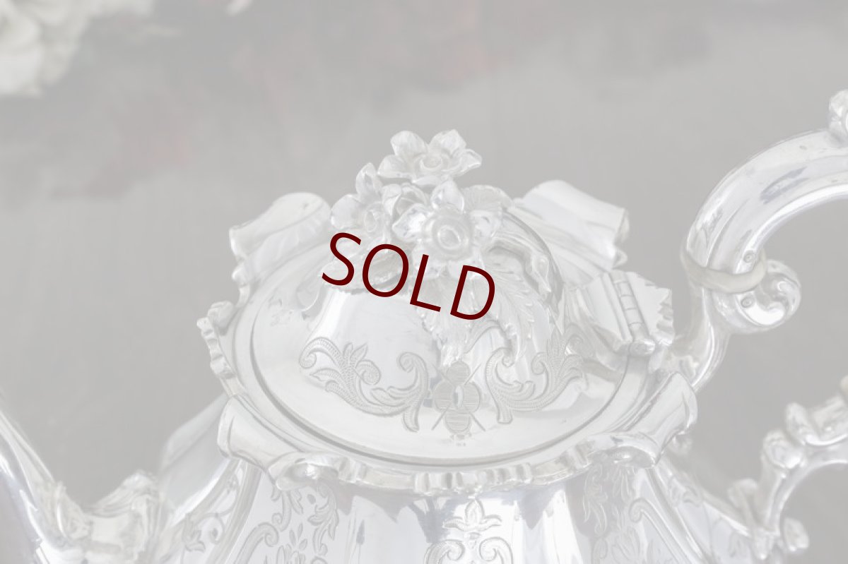 画像8: シルバープレート製　ヴィクトリア時代後期　ペアシェイプ　エレガントなお花の摘み　手彫り彫刻　ティーセット (8)