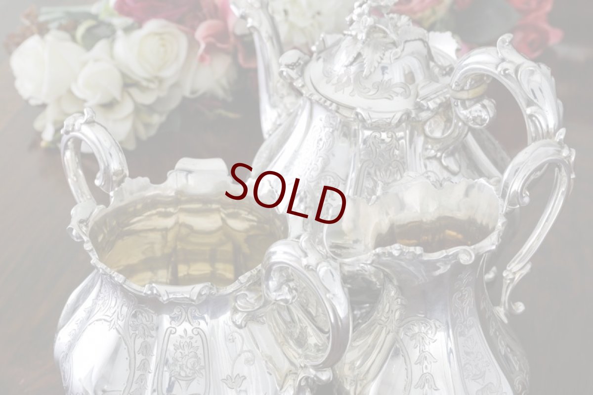 画像12: シルバープレート製　ヴィクトリア時代後期　ペアシェイプ　エレガントなお花の摘み　手彫り彫刻　ティーセット (12)