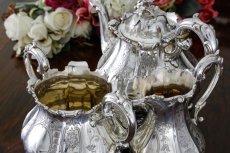 画像12: シルバープレート製　ヴィクトリア時代後期　ペアシェイプ　エレガントなお花の摘み　手彫り彫刻　ティーセット (12)