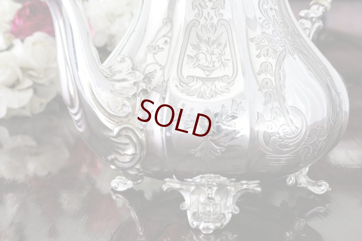 画像9: シルバープレート製　ヴィクトリア時代後期　ペアシェイプ　エレガントなお花の摘み　手彫り彫刻　ティーセット (9)