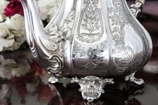 画像9: シルバープレート製　ヴィクトリア時代後期　ペアシェイプ　エレガントなお花の摘み　手彫り彫刻　ティーセット (9)