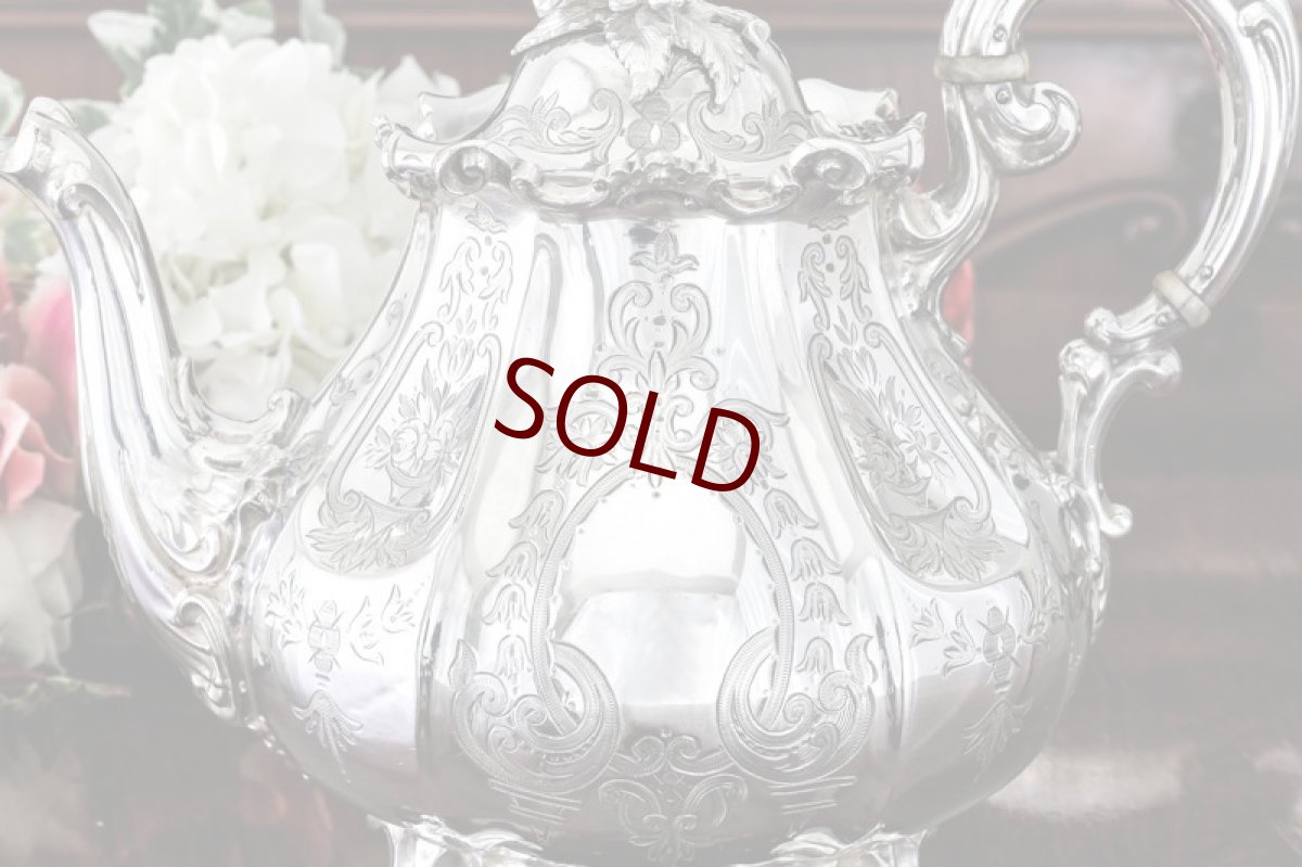 画像3: シルバープレート製　ヴィクトリア時代後期　ペアシェイプ　エレガントなお花の摘み　手彫り彫刻　ティーセット (3)