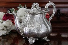 画像5: シルバープレート製　ヴィクトリア時代後期　ペアシェイプ　エレガントなお花の摘み　手彫り彫刻　ティーセット (5)