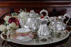 画像1: シルバープレート製　ヴィクトリア時代後期　ペアシェイプ　エレガントなお花の摘み　手彫り彫刻　ティーセット (1)