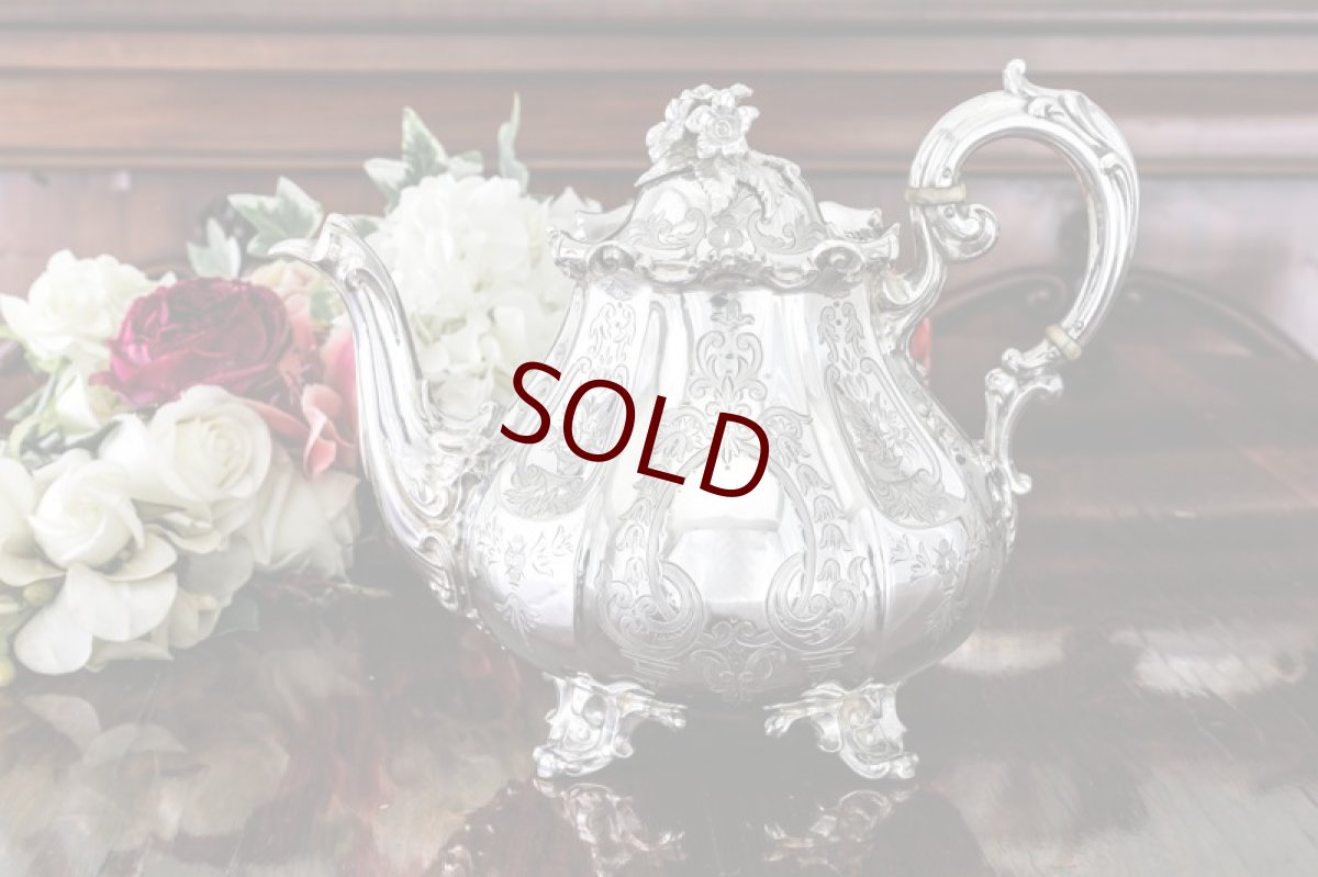 画像2: シルバープレート製　ヴィクトリア時代後期　ペアシェイプ　エレガントなお花の摘み　手彫り彫刻　ティーセット (2)