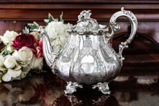 画像2: シルバープレート製　ヴィクトリア時代後期　ペアシェイプ　エレガントなお花の摘み　手彫り彫刻　ティーセット (2)