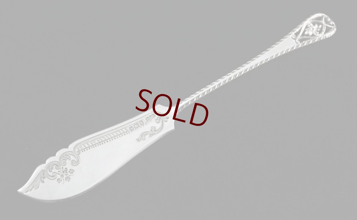 画像1: 純銀製（925）　お花の透かし細工ハンドル　手彫りスクロールとお花のブレード　バターナイフ (1)