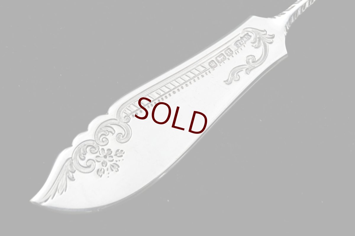 画像2: 純銀製（925）　お花の透かし細工ハンドル　手彫りスクロールとお花のブレード　バターナイフ (2)