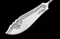 画像2: 純銀製（925）　お花の透かし細工ハンドル　手彫りスクロールとお花のブレード　バターナイフ (2)