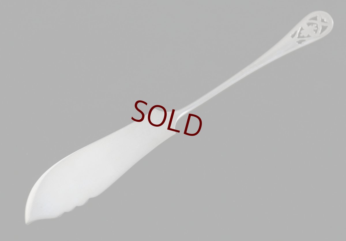 画像4: 純銀製（925）　お花の透かし細工ハンドル　手彫りスクロールとお花のブレード　バターナイフ (4)