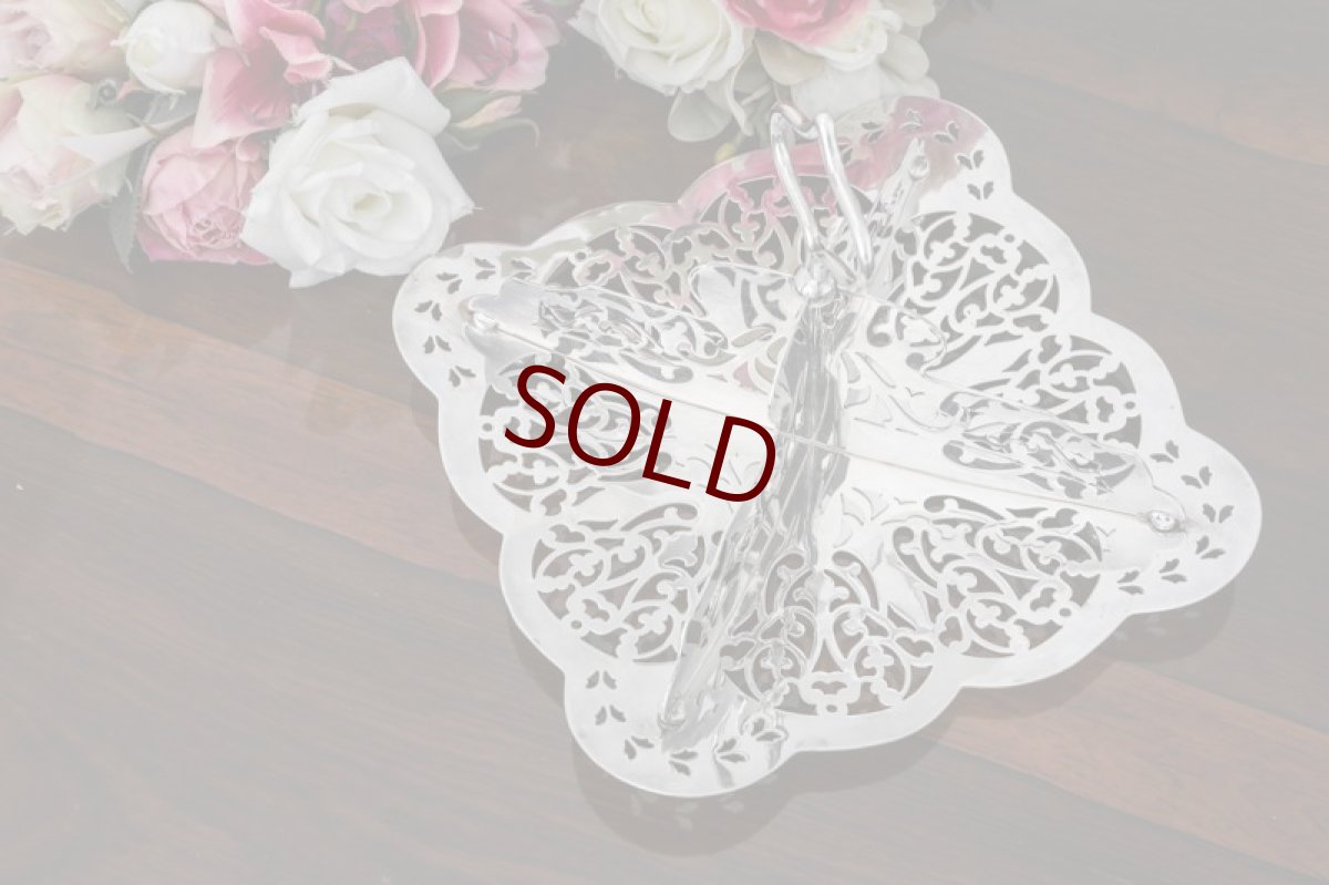 画像2: シルバープレート製　ヴィンテージ　美しいピアスワークのサンドイッチトレイ  (2)