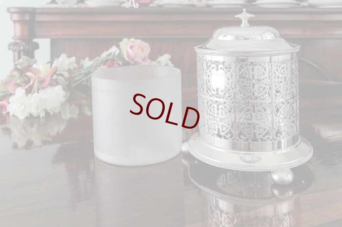 画像5: シルバープレート製　ヴィクトリア時代後期　ピアスワーク、フロステッドグラス　ビスケットボックス (5)