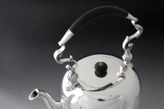 画像2: 純銀製（925）　1938年 　重厚　鏡面が美しい　ティーケトル (2)