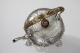 画像3: 純銀製（925）　1729年　特級　ジョージ二世　手編みハンドル お花とスクロールのハンドチェイシング ティーケトル＆スタンド (3)