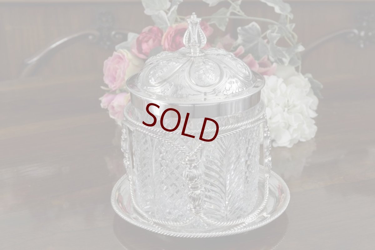 画像1: シルバープレート製　ハンドカットクリスタルグラス　薔薇とお花のふた飾り　ワイヤーワークビスケットバレル (1)