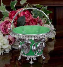 画像1: シルバープレート　グリーンミルクグラス お花のフリルの縁飾り  梨と葉の鋳金細工 シュガーバスケット　 (1)