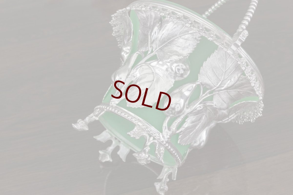 画像4: シルバープレート　グリーンミルクグラス お花のフリルの縁飾り  梨と葉の鋳金細工 シュガーバスケット　 (4)