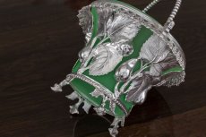 画像4: シルバープレート　グリーンミルクグラス お花のフリルの縁飾り  梨と葉の鋳金細工 シュガーバスケット　 (4)