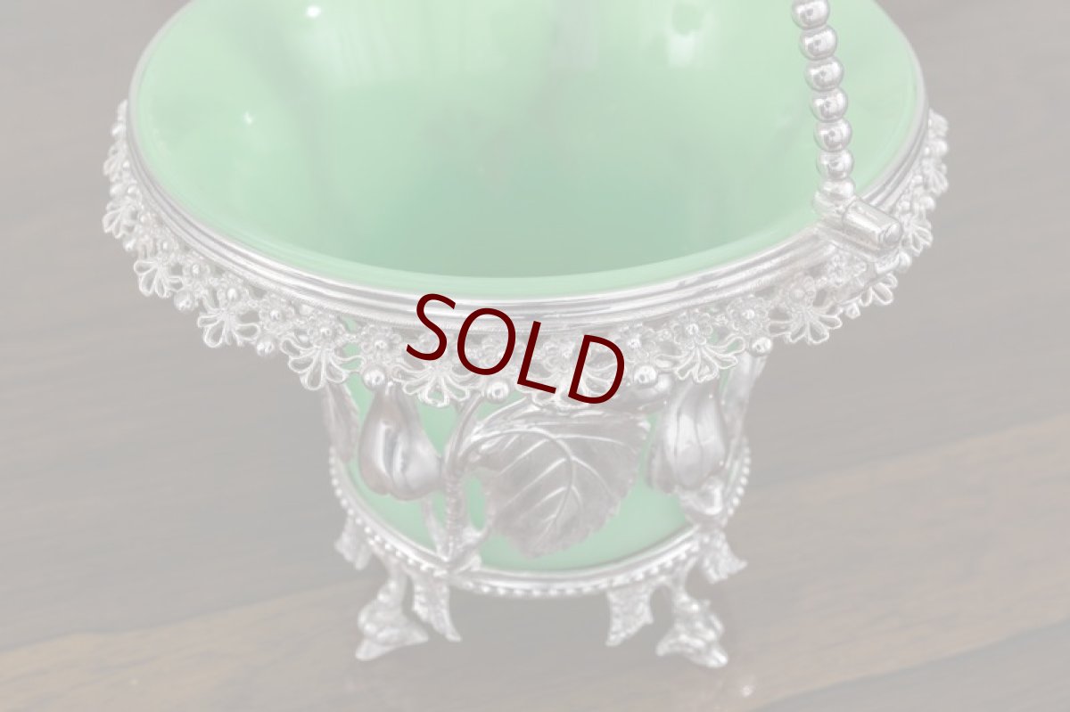 画像2: シルバープレート　グリーンミルクグラス お花のフリルの縁飾り  梨と葉の鋳金細工 シュガーバスケット　 (2)