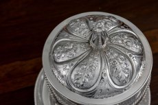 画像2: シルバープレート製　ハンドカットクリスタルグラス　薔薇とお花のふた飾り　ワイヤーワークビスケットバレル (2)