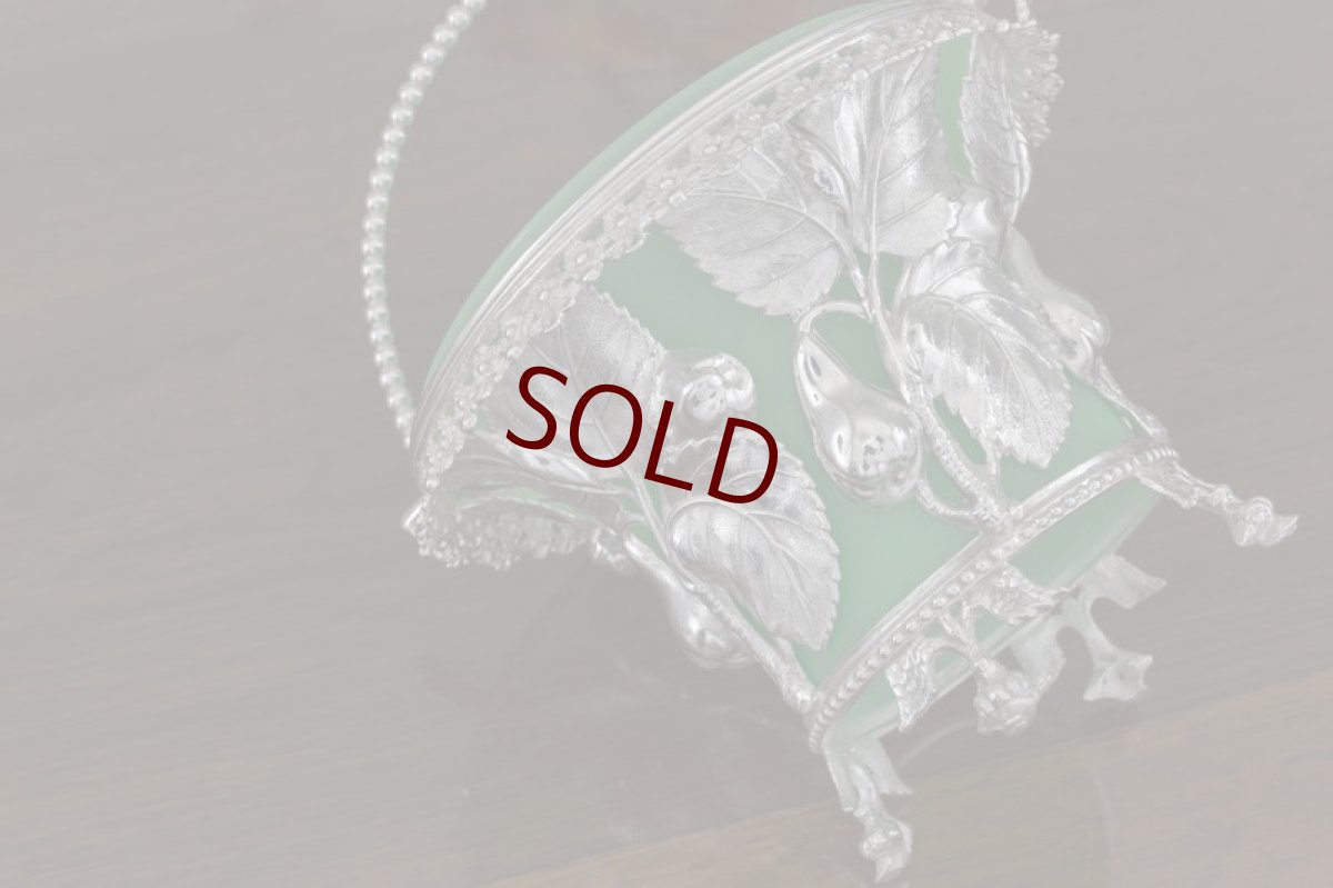 画像3: シルバープレート　グリーンミルクグラス お花のフリルの縁飾り  梨と葉の鋳金細工 シュガーバスケット　 (3)