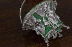 画像3: シルバープレート　グリーンミルクグラス お花のフリルの縁飾り  梨と葉の鋳金細工 シュガーバスケット　 (3)