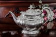 画像2: シルバープレート製　1901年　Atkin Bros ハンドエングレーブメント お花とスクロール小さめ　ティーコーヒー4点セット
