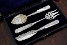 画像1: 純銀製（925）　白蝶貝ハンドル　ジャムスプーン、バターナイフ、トーストフォークセット (1)