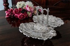 画像1: シルバープレート製 ヴィクトリア時代後期　ハンドチェイシング、透かし細工　ダブルディッシュ (1)