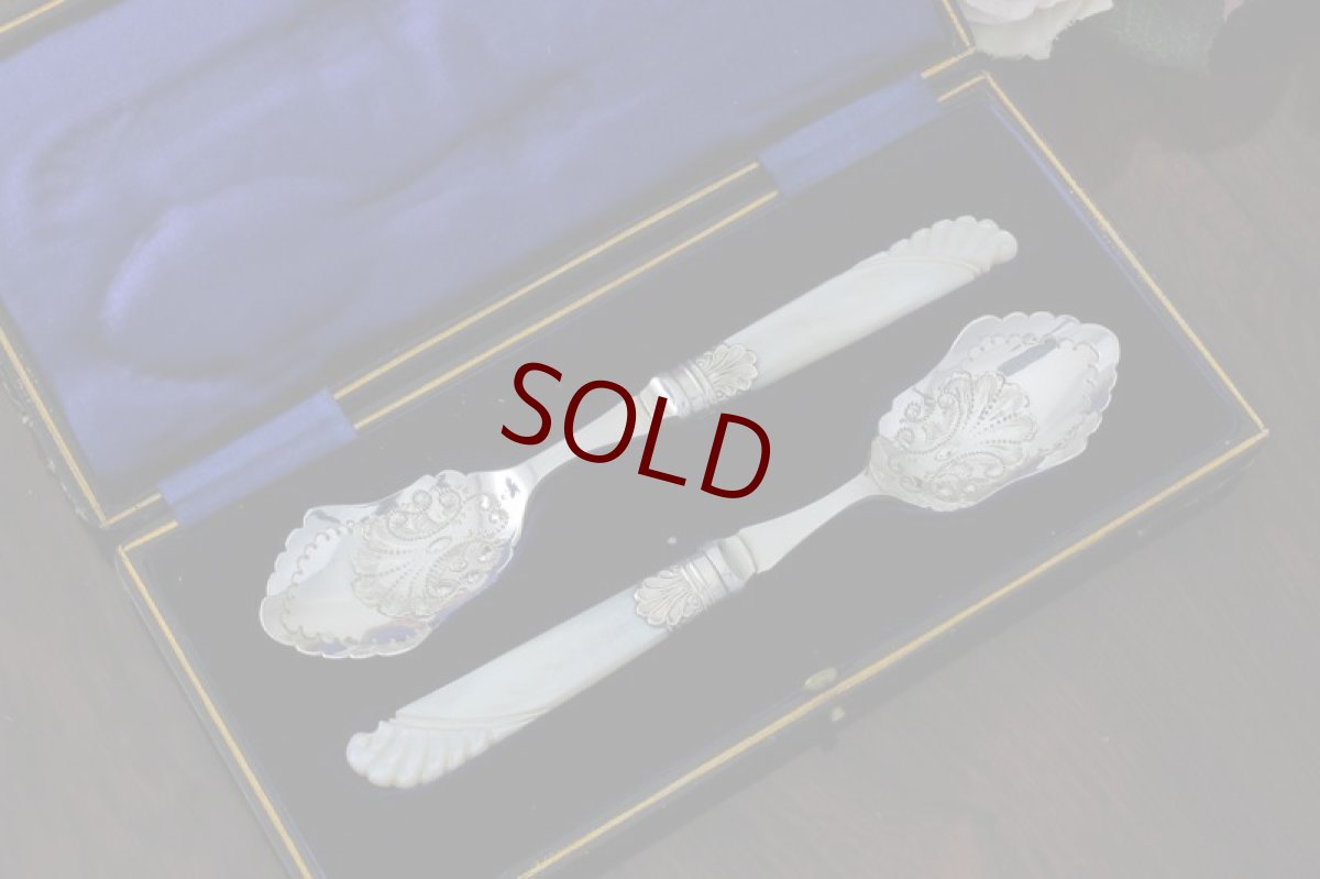 画像2: シルバープレート製　ヴィクトリアン 白蝶貝ハンドル　手彫り　美装飾　ジャムスプーンセット (2)