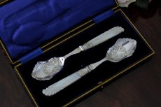 画像2: シルバープレート製　ヴィクトリアン 白蝶貝ハンドル　手彫り　美装飾　ジャムスプーンセット (2)